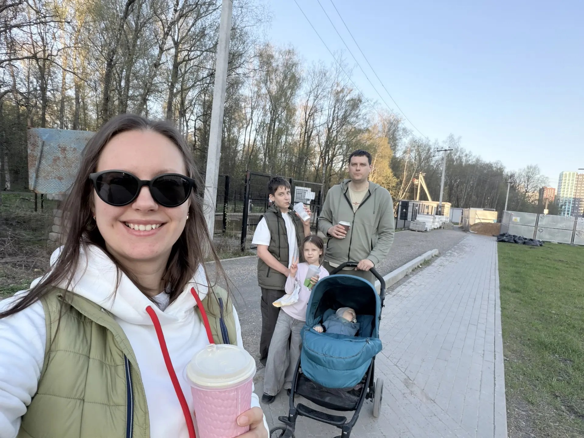 «Мы брали ребенка, рассчитывая только на себя»: как семья с двумя детьми усыновила малыша