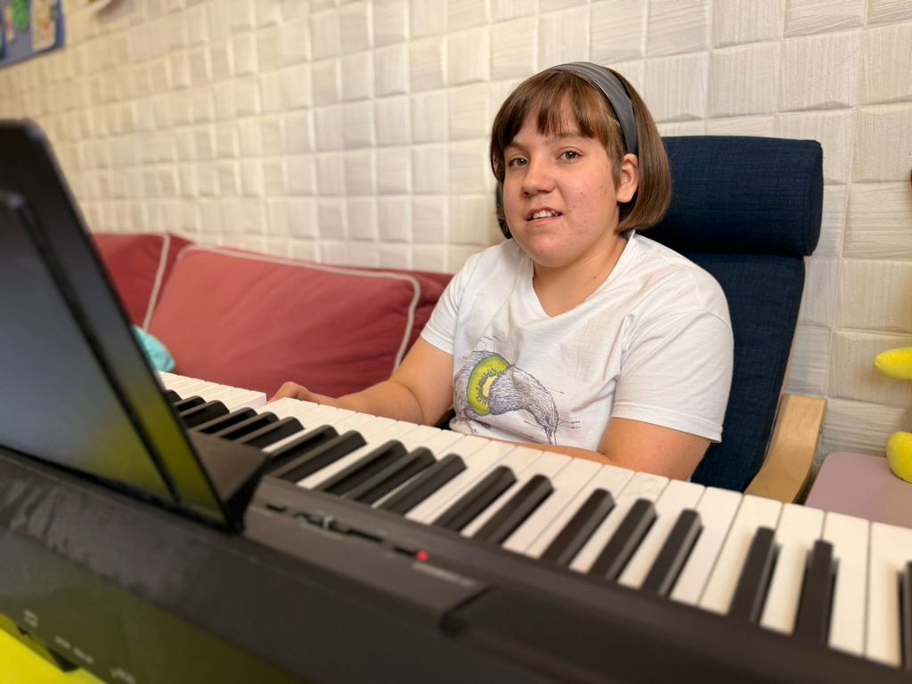 Adelina_sent.jpg Adelina_sent.jpg